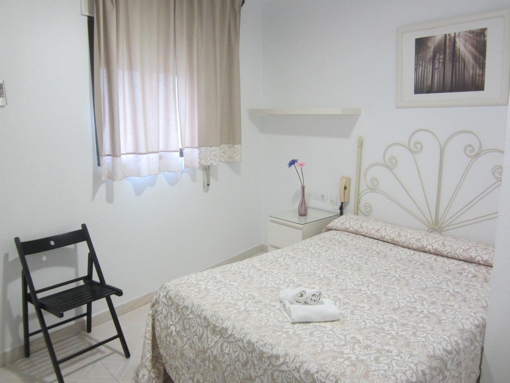 Hostal Avenida Кониль-де-ла-Фронтера Экстерьер фото